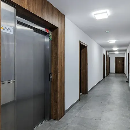 Okrzei Stylish With Balcony & Parking By Renters アパート